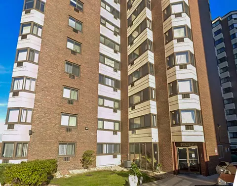7337 S South Shore Dr #1128, Chicago, IL 60649