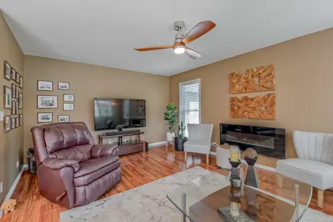 Living - 1337 Saddlebrook Rd, Bartlett, IL 60103 photo 3 of 4