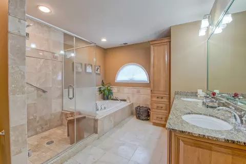 Bath - 1337 Saddlebrook Rd, Bartlett, IL 60103 photo 2 of 4