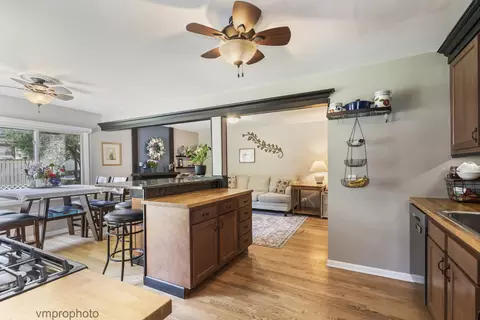 Kitchen - 2634 Smith St, Rolling Meadows, IL 60008 photo 4 of 4