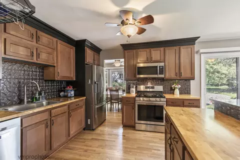 Kitchen - 2634 Smith St, Rolling Meadows, IL 60008 photo 3 of 4