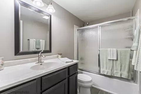 Bath - 2634 Smith St, Rolling Meadows, IL 60008 photo 3 of 4