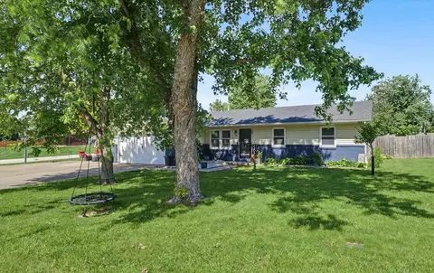 1202 Robin Rd, Mahomet, IL 61853
