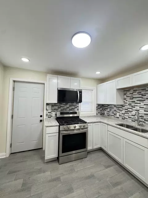 Kitchen - 201 E 140th Pl, Dolton, IL 60419 photo 2 of 5