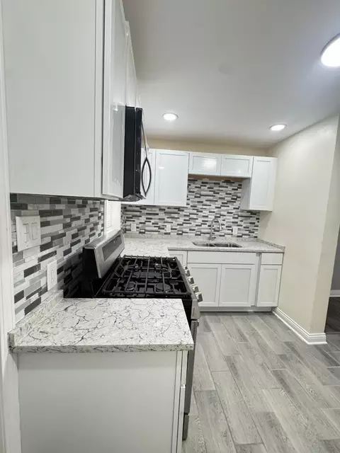 Kitchen - 201 E 140th Pl, Dolton, IL 60419 photo 4 of 5