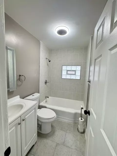 Bath - 201 E 140th Pl, Dolton, IL 60419 photo 1 of 2