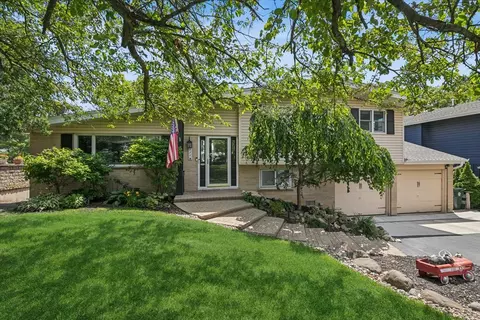 585 Killarney Pass Cir, Mundelein, IL 60060