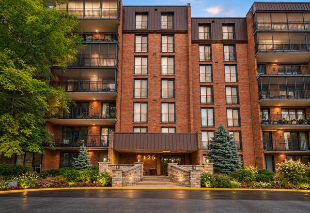 125 Acacia Cir #404, Indian Head Park, IL 60525