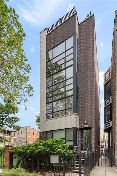 821 W Roscoe St #3, Chicago, IL 60657