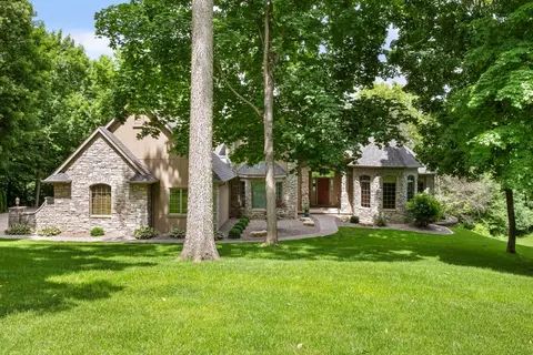 2296 Forest Reed Pl, Le Claire, IA 52753