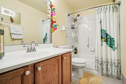 Bath - 101 Cold Spring Ct, Aurora, IL 60506 photo 3 of 3