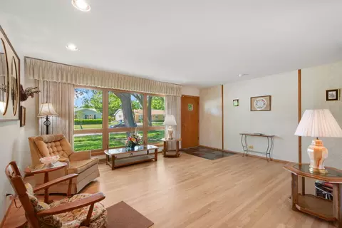 Living - 472 W Walnut Ave, Des Plaines, IL 60016 photo 1 of 4
