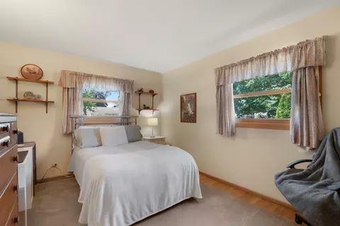 Bedroom - 472 W Walnut Ave, Des Plaines, IL 60016 photo 3 of 3