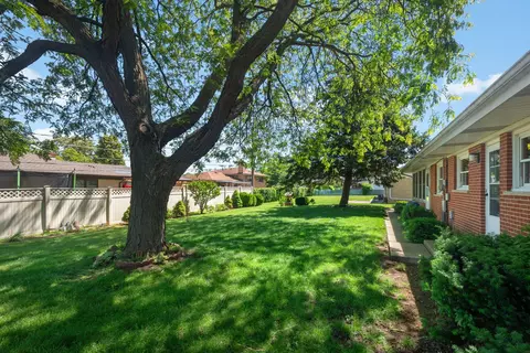 Exterior - 472 W Walnut Ave, Des Plaines, IL 60016 photo 5 of 6