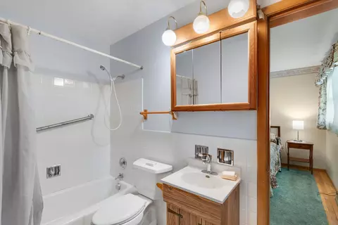 Bath - 472 W Walnut Ave, Des Plaines, IL 60016 photo 1 of 2