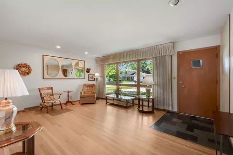 Living - 472 W Walnut Ave, Des Plaines, IL 60016 photo 4 of 4