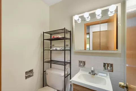 Bath - 472 W Walnut Ave, Des Plaines, IL 60016 photo 2 of 2