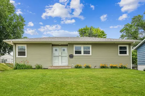 2833 Magnolia Dr, Bettendorf, IA 52722