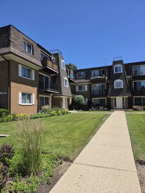 1907 W Golf Rd #1B, Mount Prospect, IL 60056