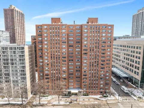 2909 N Sheridan Rd #1703, Chicago, IL 60657