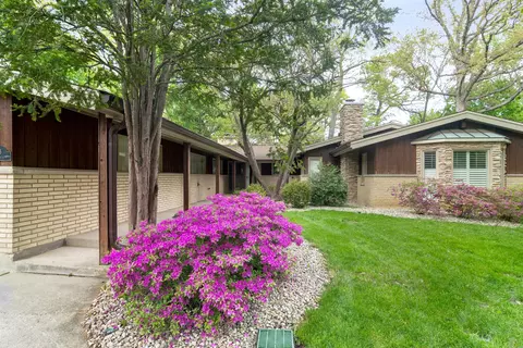 28 Lancaster Ln, Lincolnshire, IL 60069