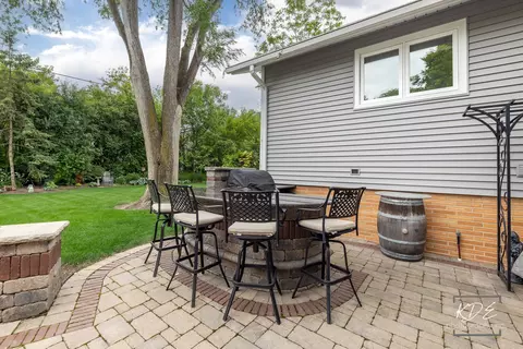 Exterior - 8 E Gartner Rd, Naperville, IL 60540 photo 3 of 11