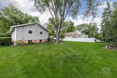Exterior - 8 E Gartner Rd, Naperville, IL 60540 photo 8 of 11