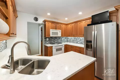 Kitchen - 8 E Gartner Rd, Naperville, IL 60540 photo 4 of 4