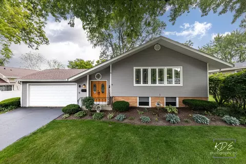 8 E Gartner Rd, Naperville, IL 60540