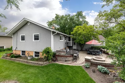 Exterior - 8 E Gartner Rd, Naperville, IL 60540 photo 10 of 11