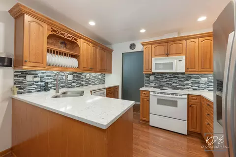 Kitchen - 8 E Gartner Rd, Naperville, IL 60540 photo 3 of 4