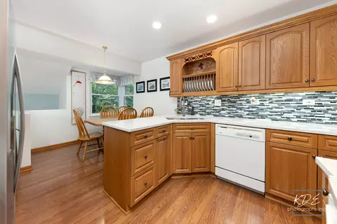 Kitchen - 8 E Gartner Rd, Naperville, IL 60540 photo 2 of 4