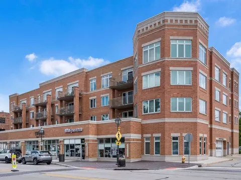 1 S Lincoln Ave #410, Lombard, IL 60148