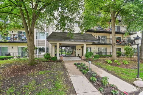 8630 Waukegan Rd #414, Morton Grove, IL 60053