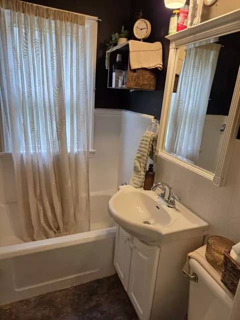 Bath - 810 E 15th St, Sterling, IL 61081 photo 1 of 2