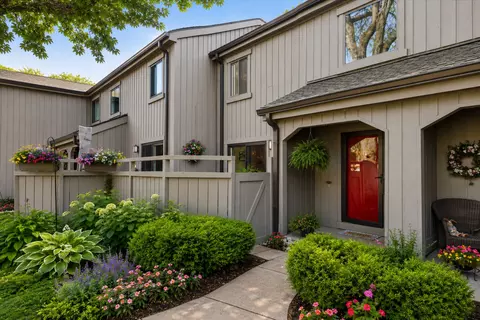 404 Shoreline Rd #298, Lake Barrington, IL 60010