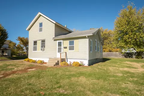 410 W 5th St, Sterling, IL 61081