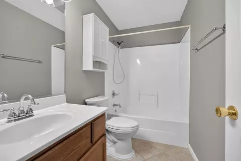 Bath - 1905 Saltonstall Dr, Normal, IL 61761 photo 2 of 3