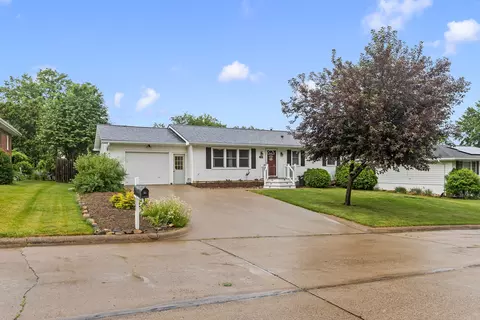 1209 Glenwood Ln, Muscatine, IA 52761