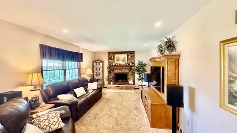 Living - 545 Meadowbrook, Centralia, IL 62801 photo 1 of 3