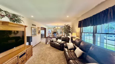 Living - 545 Meadowbrook, Centralia, IL 62801 photo 2 of 3
