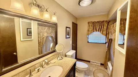 Bath - 545 Meadowbrook, Centralia, IL 62801 photo 1 of 3