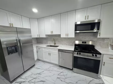 Kitchen - 9561 Dee Rd #1A, Des Plaines, IL 60016 photo 4 of 6