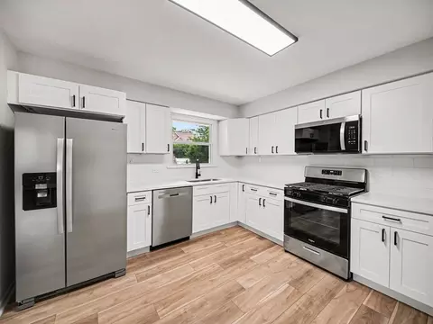 Kitchen - 126 59th St, Willowbrook, IL 60527 photo 1 of 2