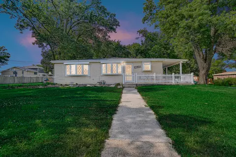 8622 W 90th Pl, Hickory Hills, IL 60457