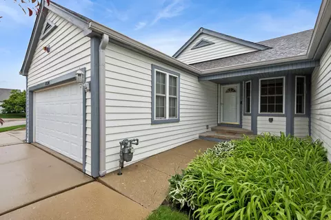 1520 Queen Ann Ln, Gurnee, IL 60031