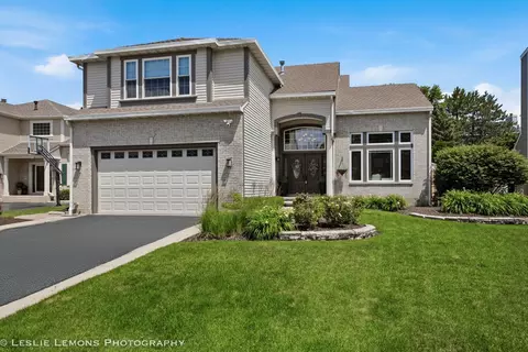 9011 Coppergate Rd, Woodridge, IL 60517