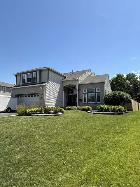 9011 Coppergate Rd, Woodridge, IL 60517