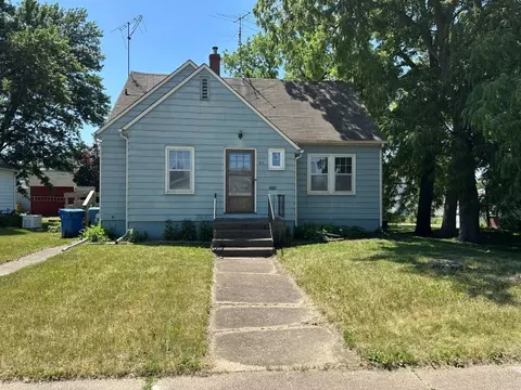 809 11th St, Dewitt, IA 52742