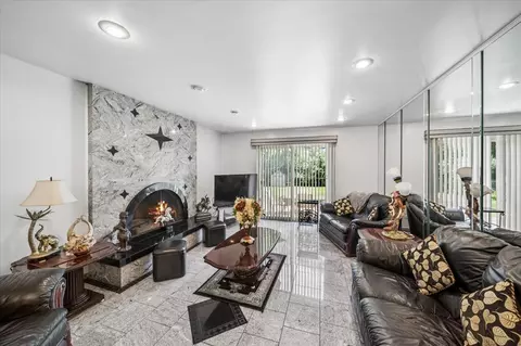 Living - 823 Tenuta Ct, Olympia Fields, IL 60461 photo 2 of 3